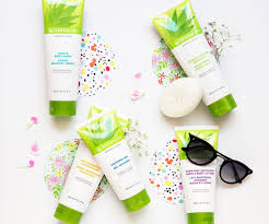 
                  
                    Load image into Gallery viewer, Herbalife Herbal Aloe Strengthening Shampoo - 250ml
                  
                